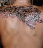 Tattoo für einen Mann: Tribal Leguan auf dem Rücken