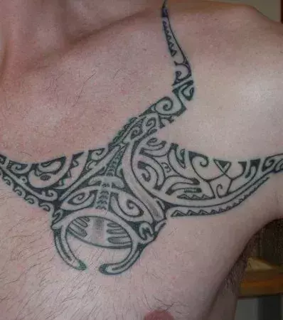Tattoo für einen Mann: Tribal Rochen auf der Brust