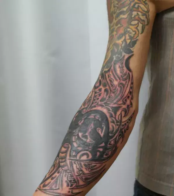 Tattoo für einen Mann: Tribal über den ganzen Arm