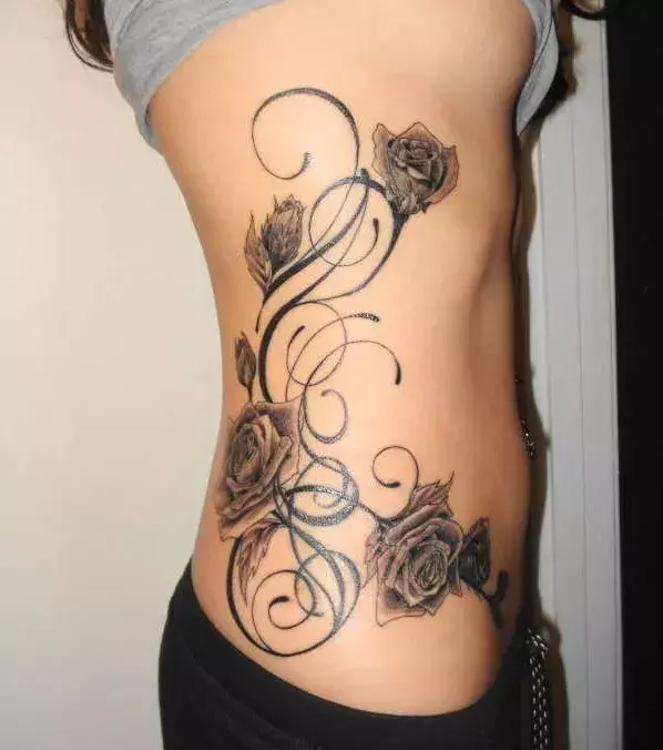 Tattoo für Frauen: Blumen und Linien auf den Rippen
