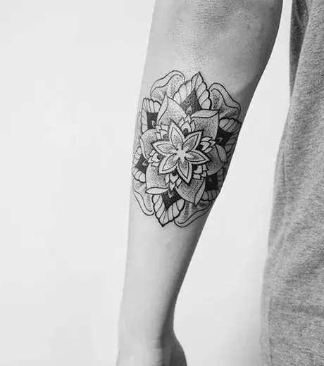Tattoo in Mandala Form auf dem Unterarm
