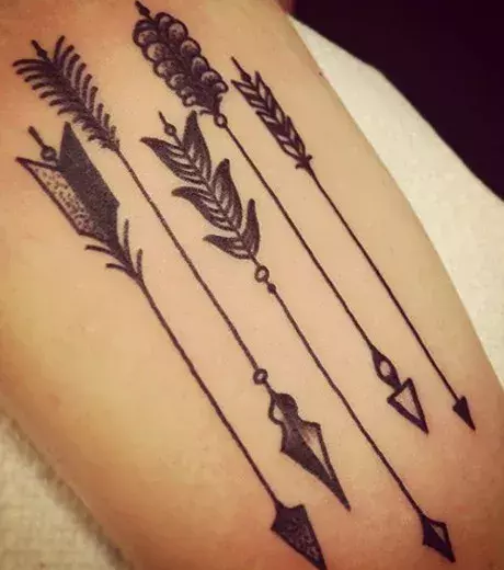 Tattoo mit 5 Pfeilen in verschiedenen Größen und Formen auf dem Unterarm
