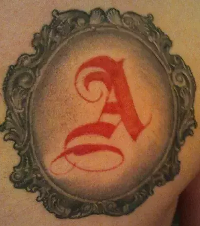 Tattoo mit dem Buchstabe A in einem Rahmen auf dem Rücken