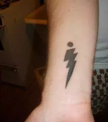 Tattoo mit einem I in Form eines Blitzes auf dem Arm