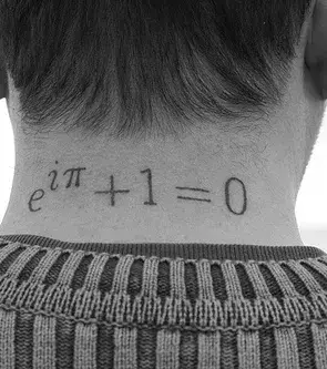 Tattoo mit mathematischer Formel im Nacken eines Mannes