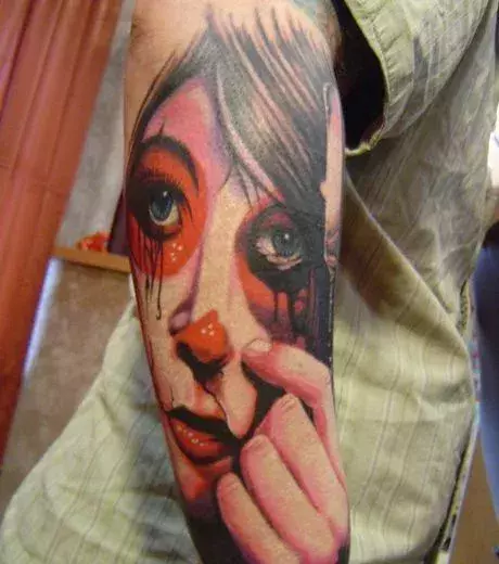 Tattoo: Trauriger Clown auf dem Unterarm von einem Mann