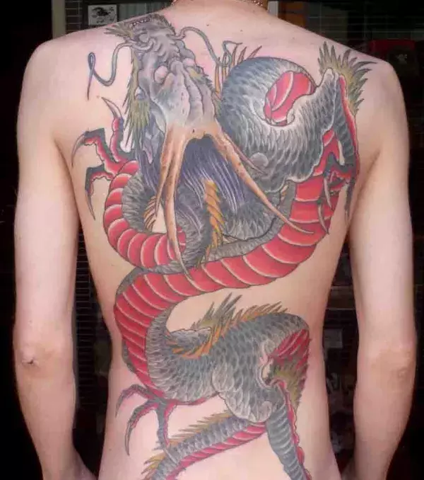 Tattoo von einem chinesischen Drachen auf dem Rücken eines Mannes
