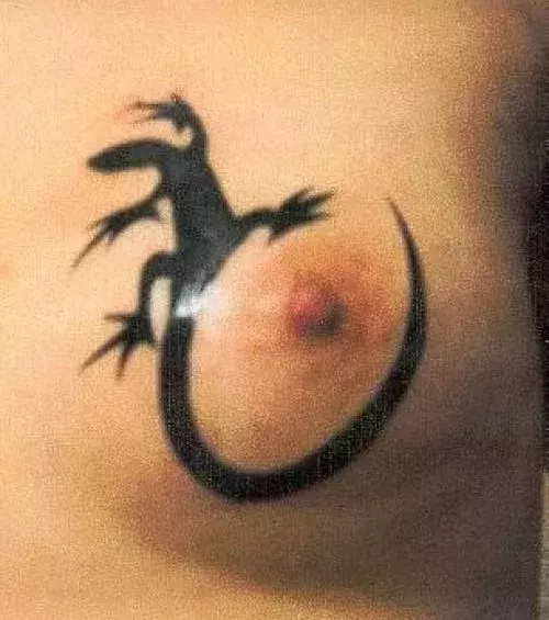 Tattoos für Frauen: Auf der Brust einer Frau: Ein Salamander Tattoo
