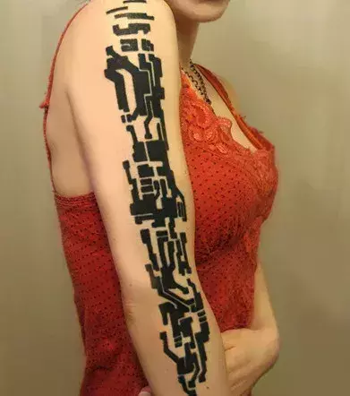 Tattoos für Frauen: Ausgefallenes Tattoo auf dem ganzen Arm einer Frau