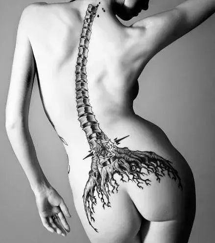 Tattoos für Frauen: Baumwurzel Tattoo auf der Wirbelsäule einer Frau