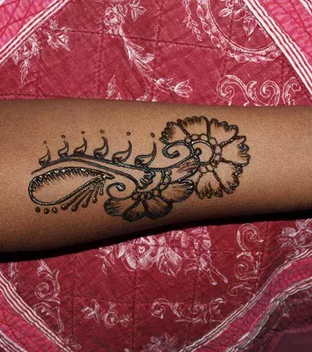 Tattoos für Frauen: Blumen Tattoo auf dem Arm einer Frau