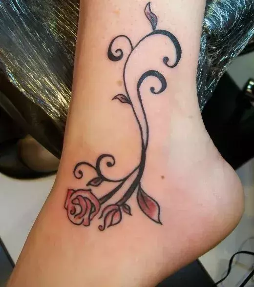 Tattoos für Frauen: Blumen Tattoo auf dem Knöchel einer Frau