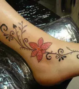 Tattoos für Frauen: Blumen Tattoo auf dem Knöchel einer Frau