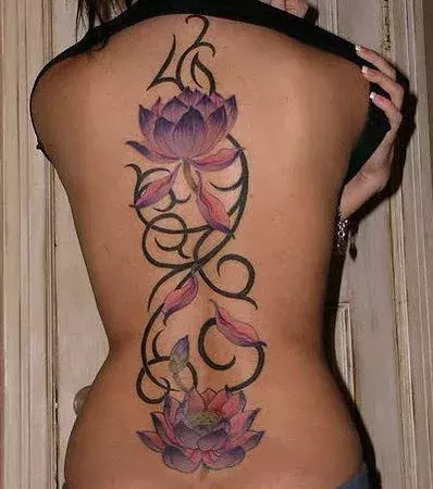 Tattoos für Frauen: Blumen Tattoo auf dem Rücken einer Frau