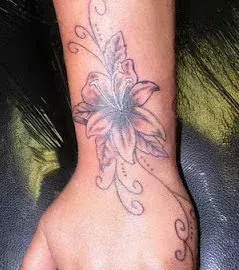 Tattoos für Frauen: Blumen Tattoo auf der Hand einer Frau