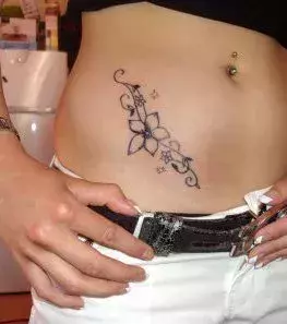 Tattoos für Frauen: Blumen Tattoo auf der Hüfte einer Frau