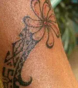 Tattoos für Frauen: Blumen Tribal Tattoo auf dem Arm einer Frau
