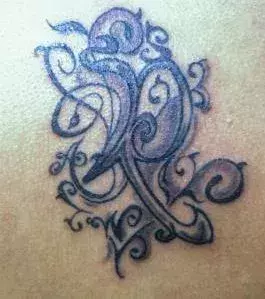 Tattoos für Frauen: Buchstabe R als Tattoo einer Frau