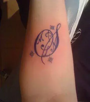 Tattoos für Frauen: Buchstaben Tattoo auf dem Unterarm einer Frau