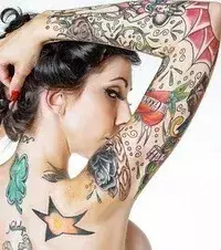 Tattoos für Frauen:  Buntes Old School Tattoo über den ganzen Arm einer Frau