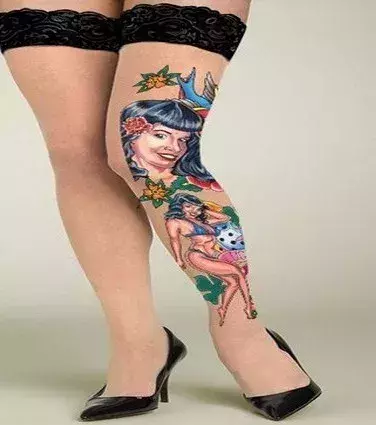 Tattoos für Frauen: Buntes Tattoo auf dem Bein einer Frau