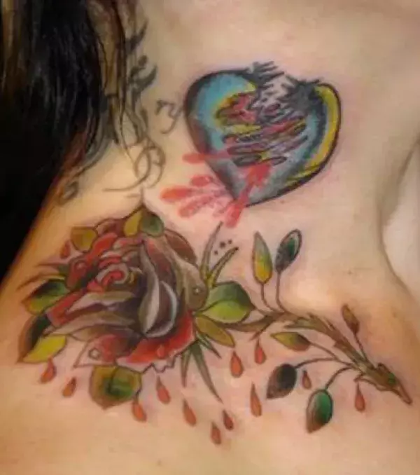 Tattoos für Frauen: Buntes Tattoo mit Herz und Rose auf dem Hals einer Frau
