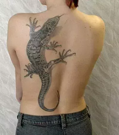 Tattoos für Frauen: Eidechse auf dem Rücken einer Frau