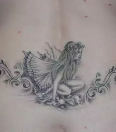 Tattoos für Frauen: Feen Tattoo auf dem Steißbein einer Frau