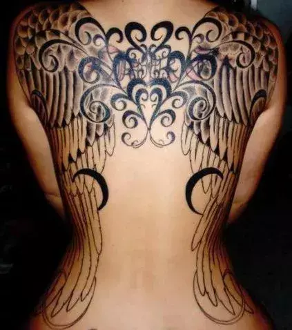 Tattoos für Frauen: Flügel Tattoo auf dem Rücken einer Frau