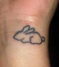 Tattoos für Frauen: Hasen Tattoo auf dem Handgelenk einer Frau