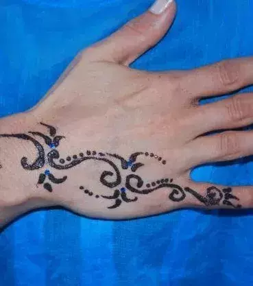 Tattoos für Frauen: Henna Tattoo auf der Hand einer Frau