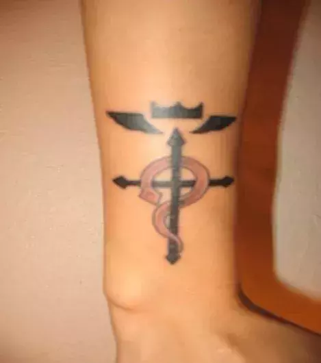 Tattoos für Frauen: Kreuz Tattoo auf dem Handgelenk einer Frau
