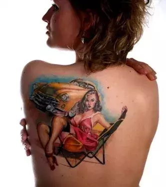Tattoos für Frauen: Pin-Up Tattoo auf dem Schulterblatt einer Frau
