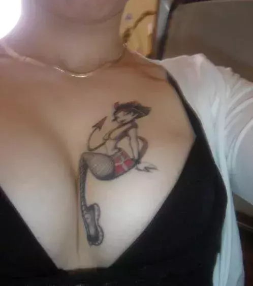 Tattoos für Frauen: Pin-Up Tattoo auf der Brust einer Frau