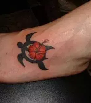 Tattoos für Frauen: Schilkröten Tattoo auf dem Fuß einer Frau