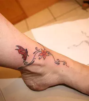 Tattoos für Frauen: Schmetterling Tattoo auf dem Fuß einer Frau