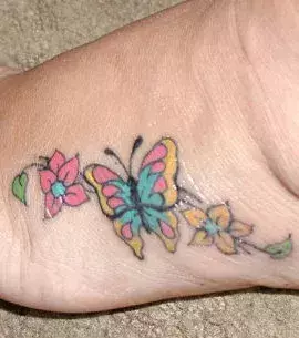 Tattoos für Frauen: Schmetterling Tattoo auf dem Fuß einer Frau