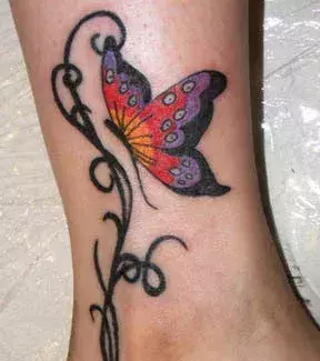 Tattoos für Frauen: Schmetterling Tattoo auf dem Knöchel einer Frau