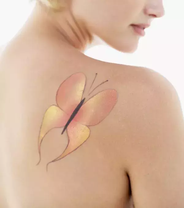 Tattoos für Frauen: Schmetterling Tattoo auf der Schulter einer Frau