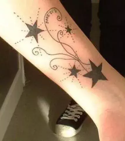 Tattoos für Frauen: Sterne Tattoo auf dem Unterarm einer Frau