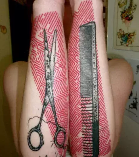 Tattoos für Frauen: Tattoo einer Schere und eines Kamms auf den Vorderarmen einer Frau