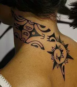 Tattoos für Frauen: Tribal Tattoo auf dem Hals einer Frau