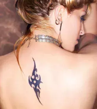 Tattoos für Frauen: Tribal Tattoo auf dem Rücken einer Frau