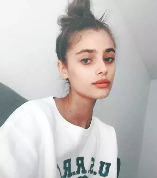 Taylor Hill zeigt sich ungeschminkt mit weitem Pulli und unordentlichem Dutt. Seit 2015 ist sie Victoria's-Secret-Engel
