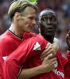 Teddy Sheringham und Andy Cole: Beim Spiel England gegen Uruguay wird Cole für Sheringham eingewechselt, doch dieser verweigert den Handschlag.