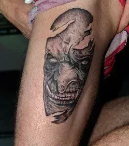 Teufel Tattoo auf dem Bein von einem Mann