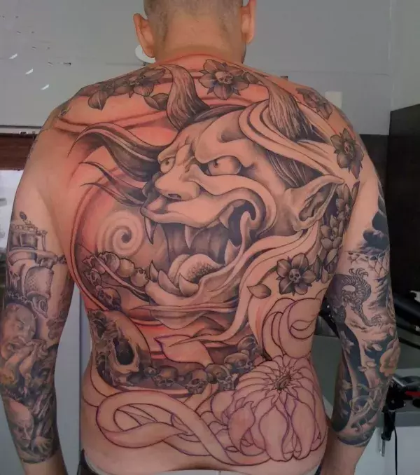Teufel Tattoo auf dem Rücken von einem Mann