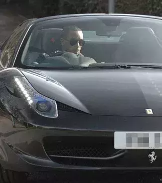 Theo Walcott spielt 1h46min44sek für seinen Ferrari 458
