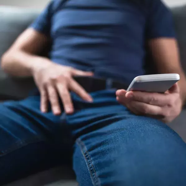 10. Männer präsentieren gerne ihren Schritt