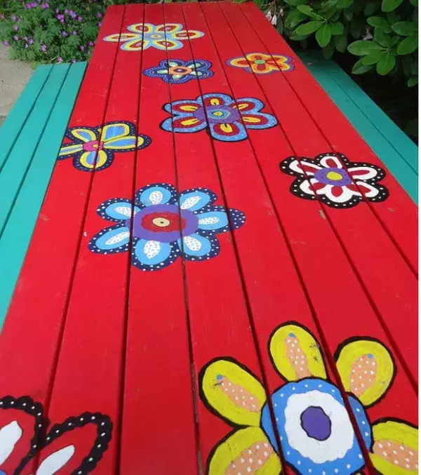 Alten Gartentisch verschönern: Blumendeko II